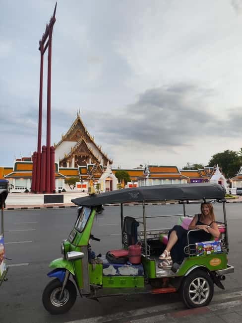 Bangkok Tuk Tuk Tour with Hotel Pick up and Dinner - Thailand’s biggest Flower Market: colors, photos, and a change of pace