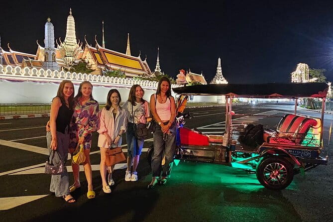 Bangkok TUK TUK Twilight Cultures Market and Food Taste - Getting There: The Chilling Cafe Meeting Point and Timing