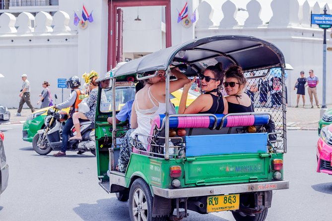 Bangkok Tuk Tuk Walk & Temple Tour With Wat Pho, Arun & Traimit - Wat Traimit (Temple of the Golden Buddha): the 5.5-ton wow moment