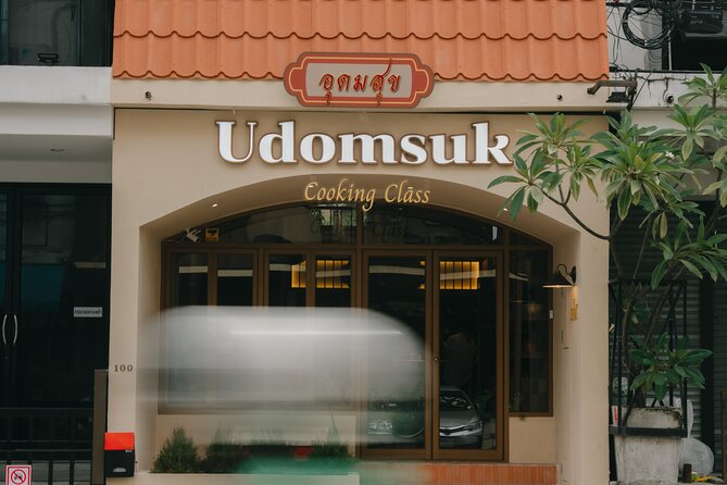 Bangkok Udomsuk Thai Cooking Class with local market tour - Small-group size (12 max) and how it improves your experience