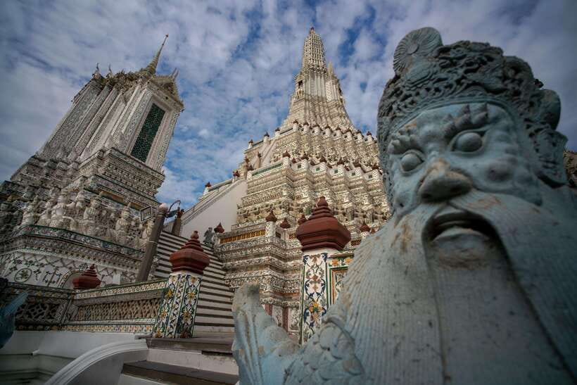 Bangkok: Wat Pho and Wat Arun Guided Walking Tour - Wat Arun’s White Chedi: Getting the Best Views by the Chao Phraya