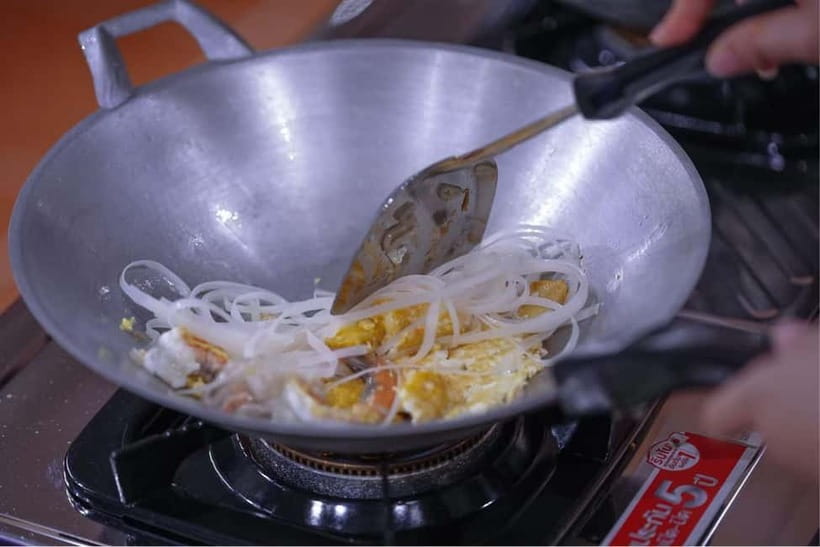 Bangkok: White Lotus Thai Cooking Class with Market Tour - Cooking 4 Thai Classics: Tom Yam Goong, Pad Thai, Som Tam, Mango Sticky Rice