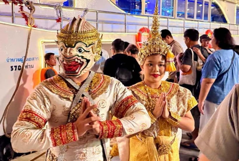Bangkok: White Orchid Chao Phraya Dinner Cruise free Beer - Why the Chao Phraya at night is the whole point