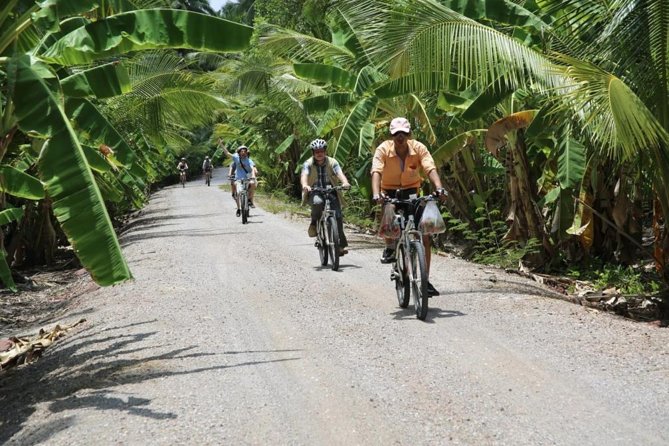 Colors of Damnoen Saduak from Bangkok - Cycling along canals: why the bike changes everything