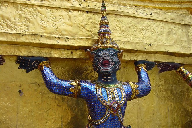 Damnern Saduak Floating Market, Grand Palace and Wat Phra Keo Tour from Bangkok - Lunch stop and the guide difference that makes it feel private