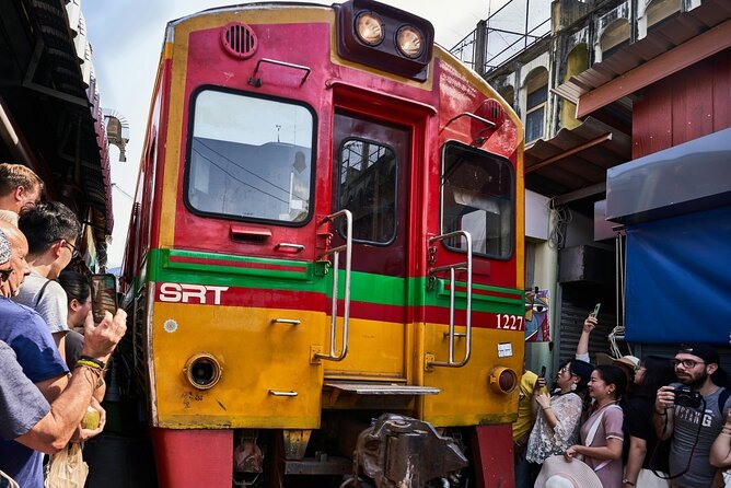 Damnoen Saduak Floating Market & Maeklong Market Tour frm Bangkok - Mae Klong Railway Market (Hoop Rom Market): The Moment the Track Matters