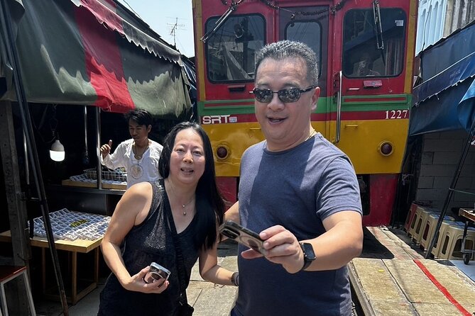 Damnoen Saduak Floating Market & Maeklong Railway From Bangkok - Maeklong Railway Market: The Moment the Whole Place Goes Quiet