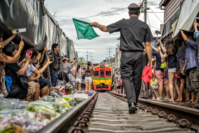 Damnoen Saduak Floating Market & Maeklong Railway From Bangkok - Paddle Boat Extra: How to Avoid Confusion