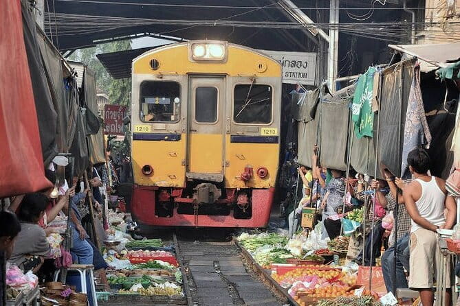 Damnoen Saduak Floating Market & Railway Market Tour from Bangkok - Stop 1: Hoop Rom Market (Mae Klong Railway Market) and the Umbrella Trick