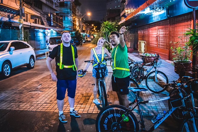 Discover Bangkok at Night 5-Hour Bike Tour with dinner - Small Group, Real Streets: How the Ride Works