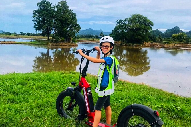 E-Scooter Tour in Kanchanaburi - The Chinese temple stop: a pause in the route