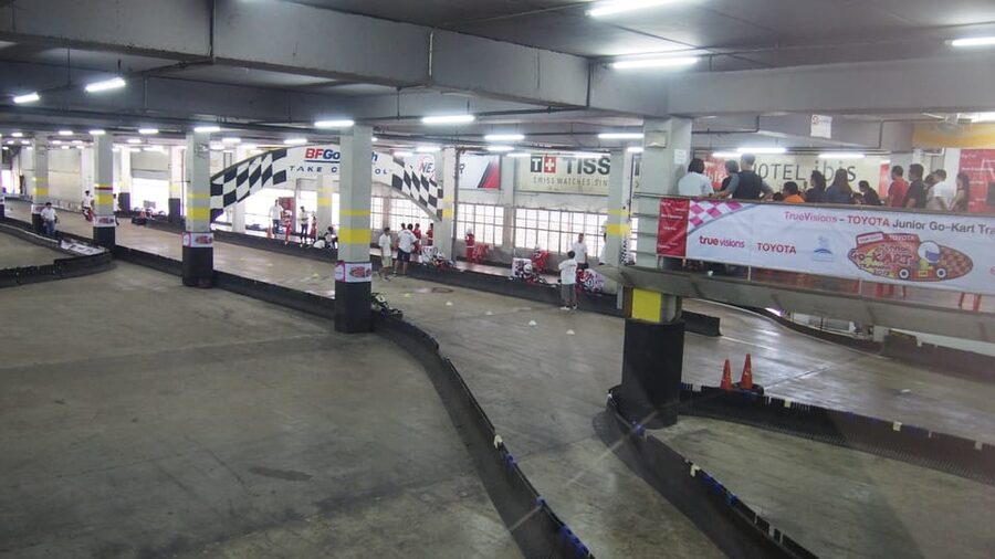 EasyKart Bangkok (RCA Plaza) : Go-Kart Racing Experience - Track surface and racing style: corners, bumps, and going flat out