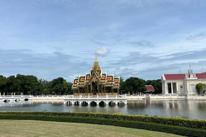 Explore Ancient Ayutthaya Historical Park Day Tour in Bangkok - Wat Mahathat: the Buddha head in tree roots moment
