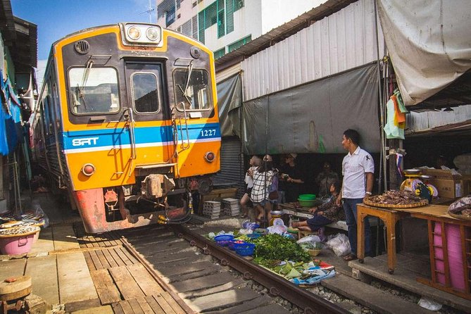 Famous Markets Tour: Maeklong Railway & Damnoen Saduak Floating - Private upgrade: same day, more control