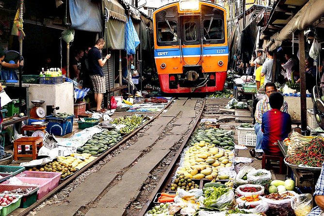 Famous Markets Tour: Maeklong Railway & Damnoen Saduak Floating - Damnoen Saduak Floating Market: Boats as Moving Market Stalls