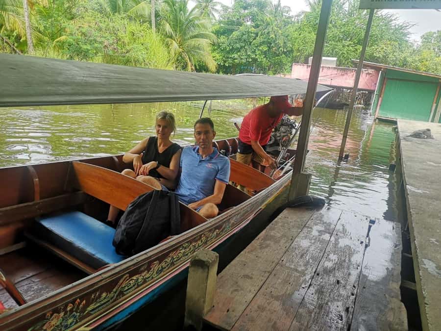 Floating Market Full-Day Bicycle Tour from Bangkok - Temple time: Wat Bang Kung’s banyan-root chapel and Wat Bang Kae Noi’s carvings