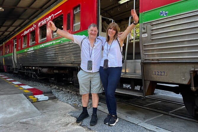 Floating Market & Railway Market Private Tour - Mae Klong Railway Market (Hoop Rom Market): the track-level show