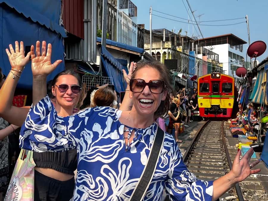 Floating & Railway markets (multi-language) - Practical tips that make the day smoother