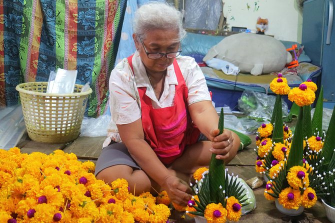 Flower Market & Floral Art: Multilingual Private Tour [EN/others] - The longest stop: an hour of floral craft with temple artisans