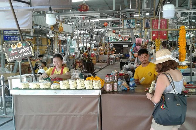 Flower Market & Floral Art: Multilingual Private Tour [EN/others] - Guanyin shrine, Santa Cruz Church, and the Kudi Chin community walk