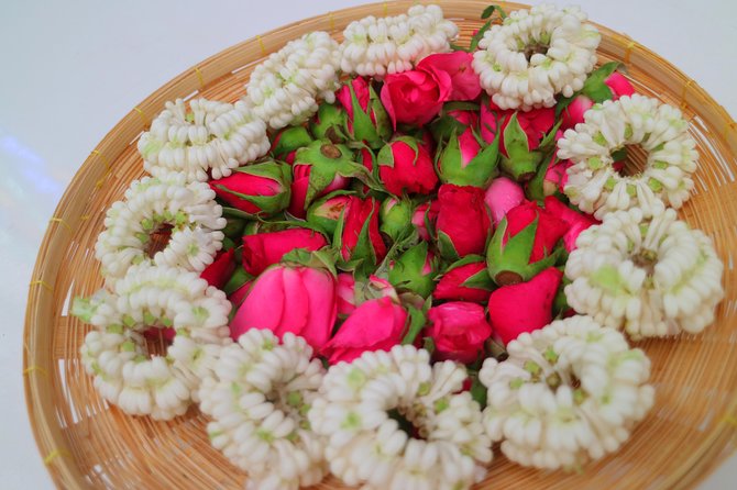 Flower Market & Floral Art: Multilingual Private Tour [EN/others] - Duration, transportation, and why the private format feels worth it