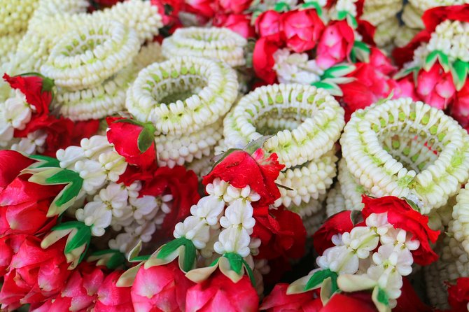 Flower Market & Floral Art: Multilingual Private Tour [EN/others] - Kalayanamitr Temple by ferry: fish-feeding merit and the Thai-Chinese blend