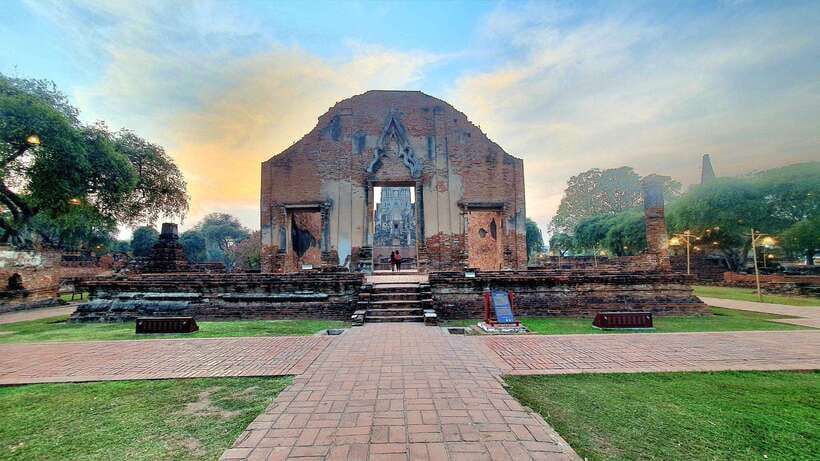 From Bangkok: Ayutthaya Afternoon Tour with Boat & Tuk-Tuk - Wat Mahathat: the Buddha head in tree roots moment