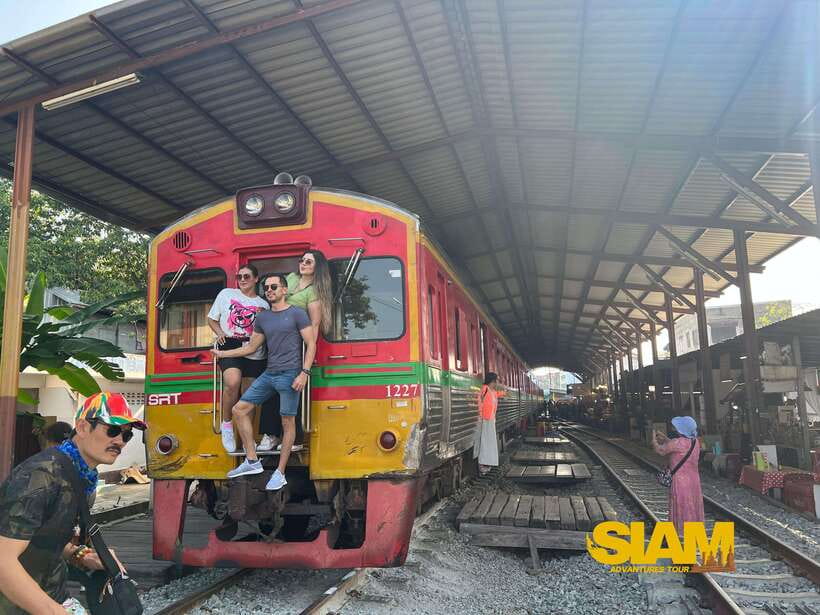 From Bangkok:Damnoen Floating Market and Railway Market Tour - Damnoen Saduak Floating Market: food, boats, and a waterside view