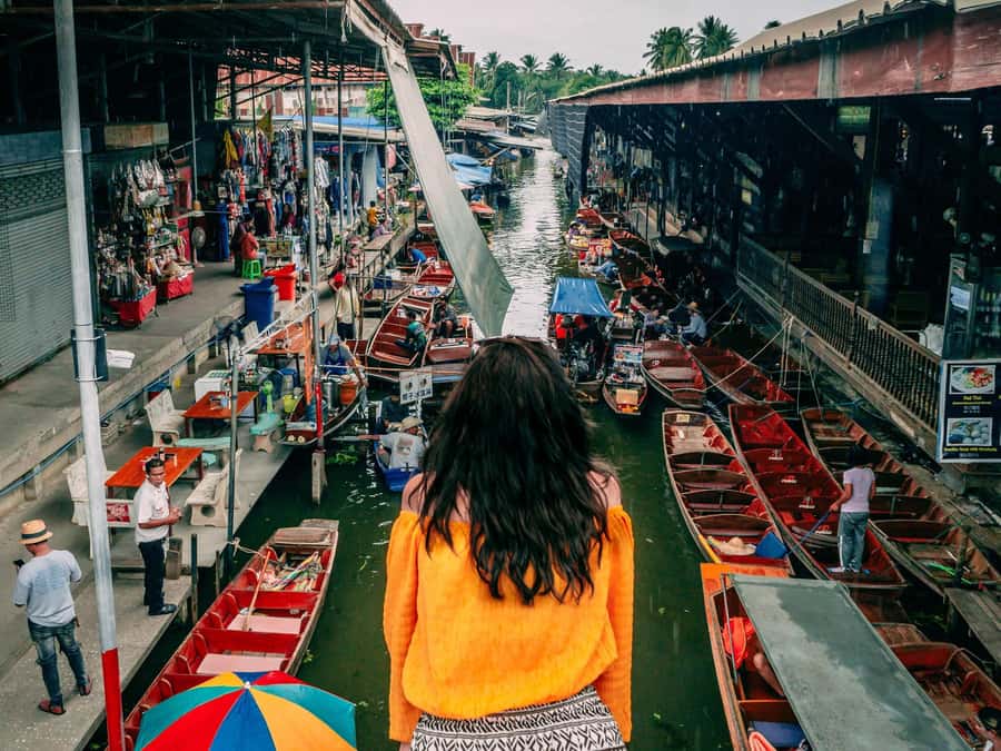From Bangkok: Maeklong Railway and Floating Market Day Tour - Maeklong Railway Market: The Train Pass That Controls Everything