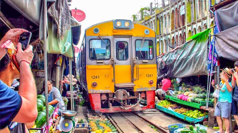 From Bangkok: Markets and Ayutthaya Tour - The Morning Start: Getting Out of Bangkok (and Into the Heat)