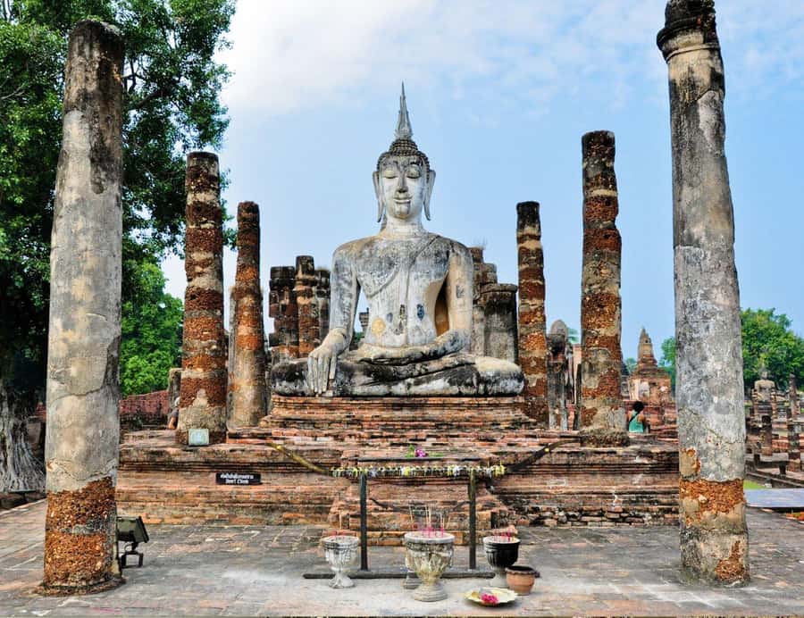 From Bangkok: Private Guided Tour of Ayutthaya’s 6 Temples - Wat Yai Chai Mongkhon: the chedi climb and the calm start