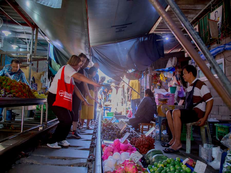 From Bangkok: Private Railway and Floating Market Tour - Private guide tip: directions and smart timing in Bangkok