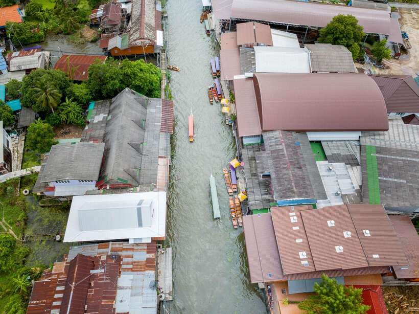 From Bangkok: Railway & Damnoen Saduak Floating Market Tour - Lao Tuk Luck floating market: the older feel, on quieter water
