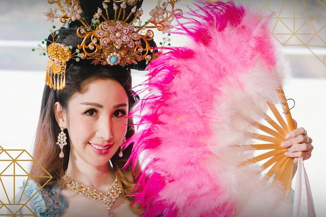 Golden Dome Cabaret Show Bangkok - Storytelling and humor: the part that wins fans