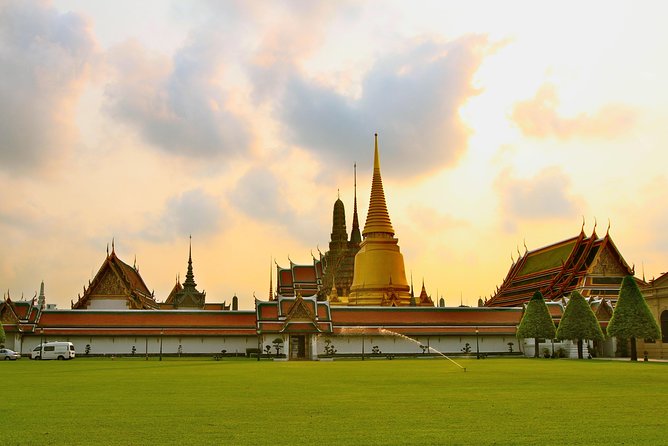 Grand Palace Glory and Emerald Buddha : Half-Day Tour in Bangkok - Central Bangkok Pickup: What Makes the Morning Easy