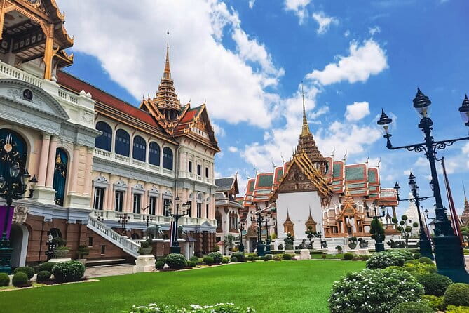 Grand Palace & Wat Phra Kaew Walking Tour with Professional Guide - Wat Phra Kaew and the Emerald Buddha: the centerpiece of the visit