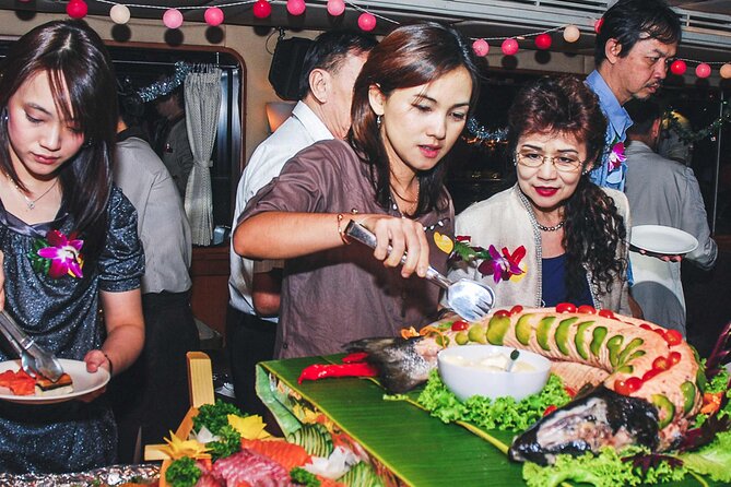Grand Pearl: Luxury Dinner Cruise with Live Entertainment - Wat Arun, Grand Palace, and Wat Phra Kaew from the water