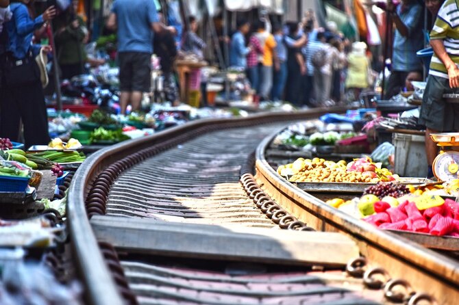Iconic Markets: Damnoen & Train Market Explore - Entering Damnoen Saduak at the right time