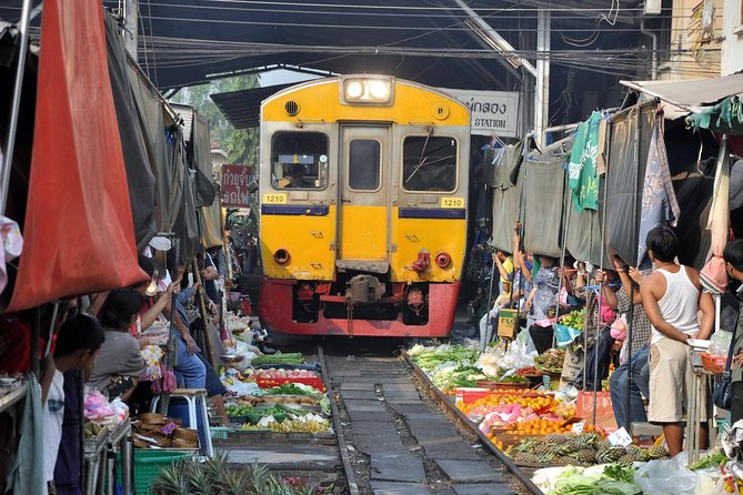 Maeklong & Damnoen Saduak Markets: Railway & Floating Market Tour - Guide style: what you should look for on the day