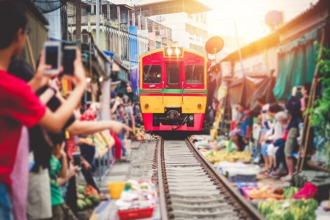 Maeklong Railway and Damnoen Saduak Floating Market Tour - Mae Klong Railway Market (Hoop Rom Market): how the umbrella-pulldown spectacle works