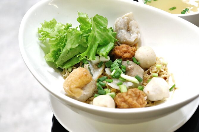 Michelin Guide Street Eats by Tuk Tuk: Bangkok Night Tour - Passing Jay Fai: the Michelin-star reality check