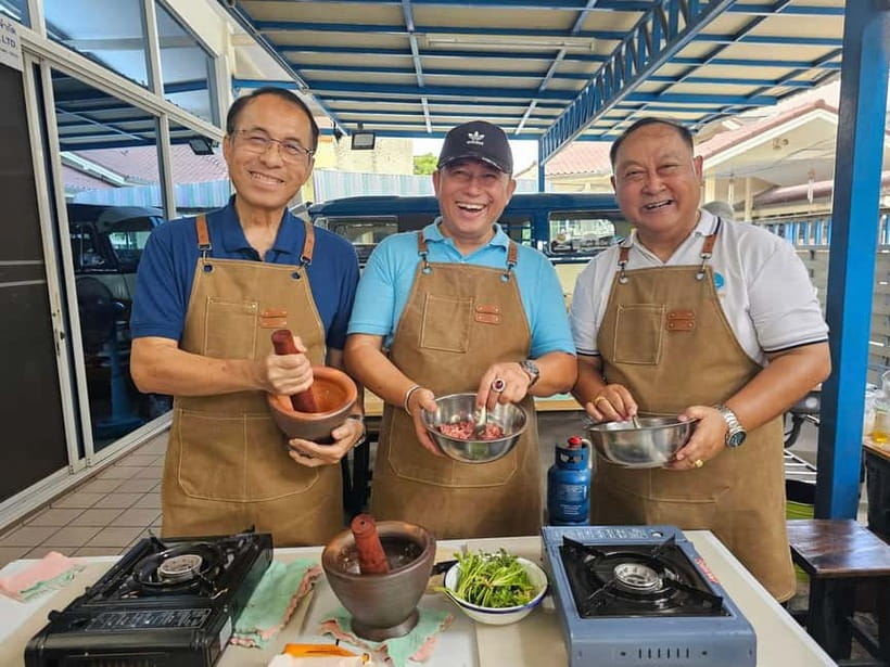 Mini Group: Authentic Thai Cooking & Wellness Experience - Huai Khwang Market: Picking Spices That Change the Whole Dish