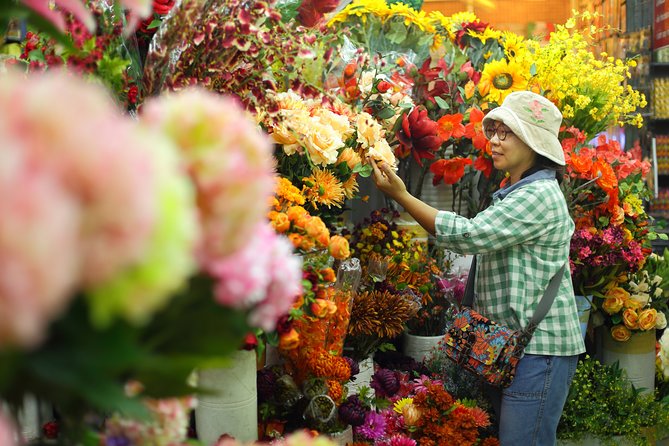 Morning Buddhist Almsgiving, Grand Palace and Flower Market Tour in Bangkok - Pak Khlong Talat flower market: color, smell, and quick freedom