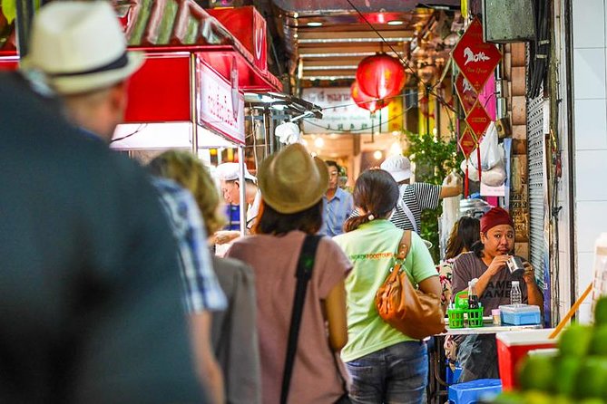 Night Street Food Tour of Bangkok's Chinatown - Guides who keep you moving (and help when you get lost)