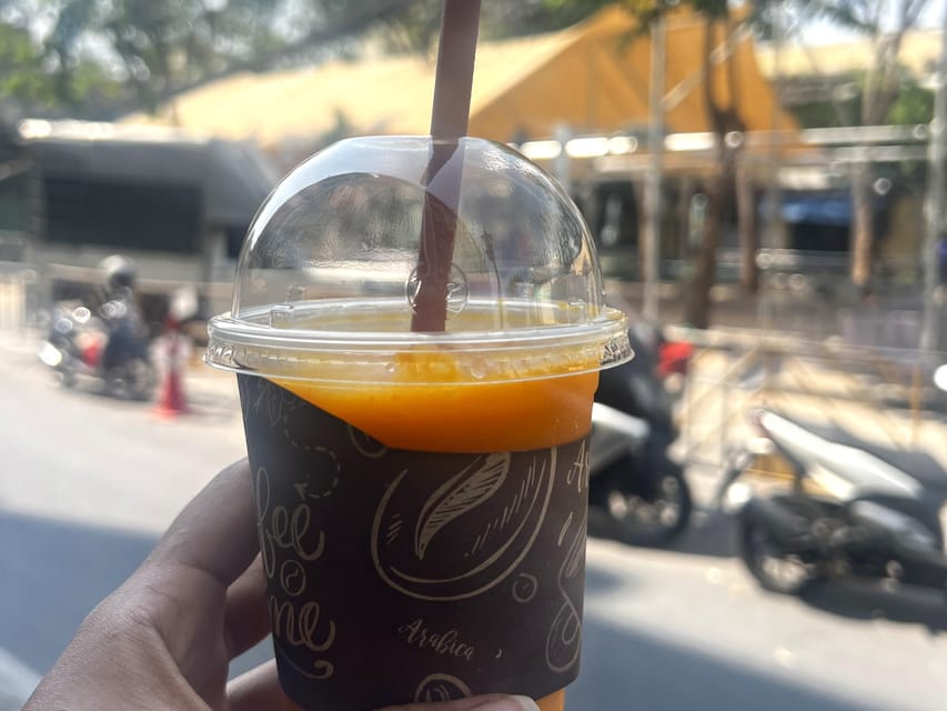 No Diet Club - Local food tour in Bangkok with many tastings - Guide energy: hearing Bangkok through the guide’s jokes and context