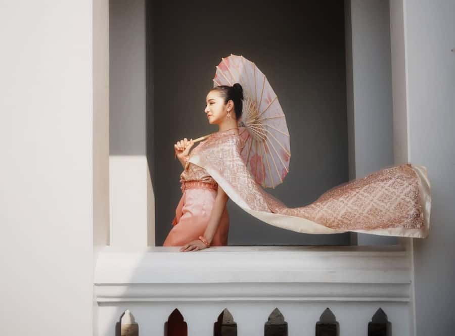 Photoshoot in Thai Costume - Dressing Up at Wat Arun: Why This Works So Well