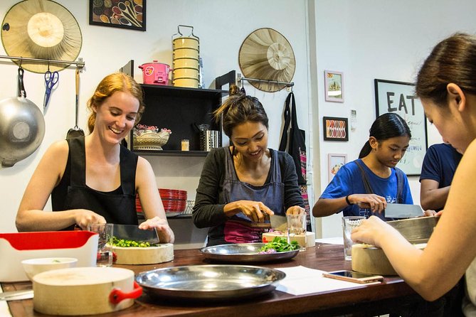Pink Chili - Thai Cooking Class and Market Tour in Bangkok - Who this Bangkok cooking class is best for