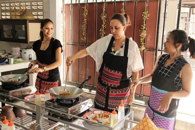 Pink Chili - Thai Cooking Class and Market Tour in Bangkok - The class experience at Pink Chili: small group, real coaching