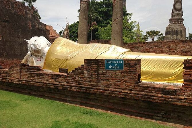 Private Ayutthaya Day Tour from Bangkok With Lunch - Wat Mahathat: the Buddha head in tree roots moment
