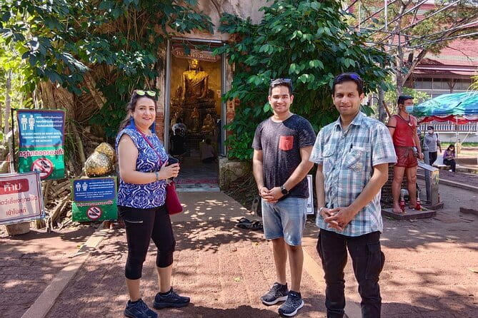Private Floating Market & Maeklong Railway Tour from Bangkok - Wat Phet Samuth Woravihan: A Peaceful Riverside Reset